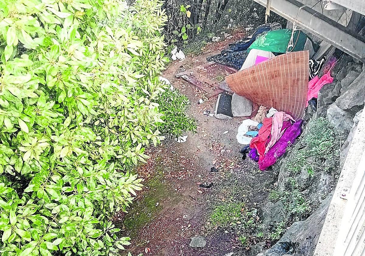 N. González es una vecina de Egia «cansada de que el Ayuntamiento haga oídos sordos a la presencia de varios focos de insalubridad que existen y se perpetúan en el barrio. Los bajos de la pasarela del ascensor que conecta la c /Kapitañene con la plaza Luis Martin Santos alberga desde hace más de 6 meses residuos de muy diferente tipo. Solicito la retirada de estos residuos».