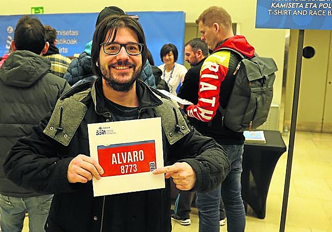 Un participante recoge su dorsal para la prueba de este domingo.