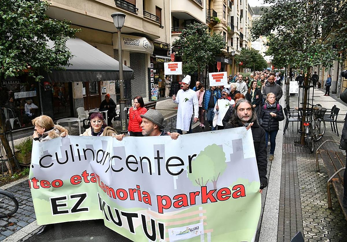Cabeza de la manifestación por las calles de Gros este mediodía.