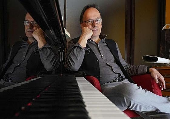 Iñaki Salvador posa junto a su piano en el estudio que conserva en su hogar de Pasai San Pedro.