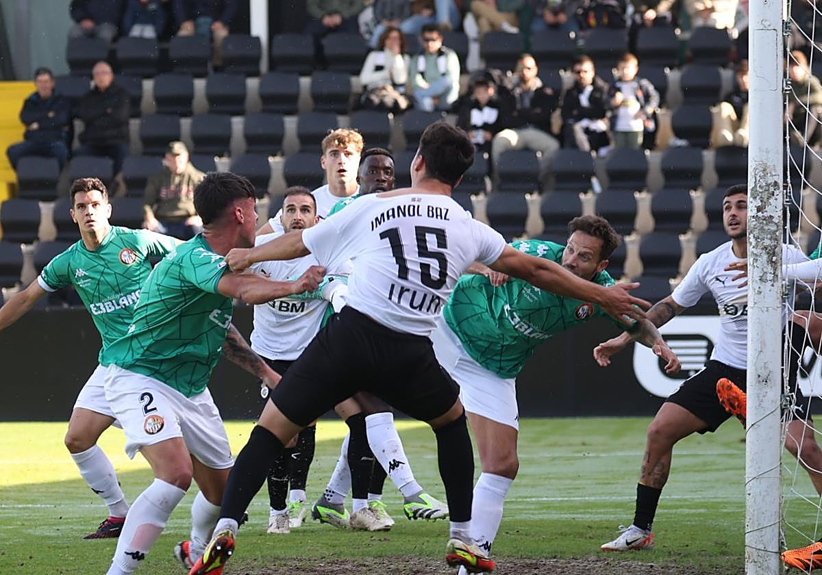 Baz es objeto de un posible penalti en el Stadium Gal.