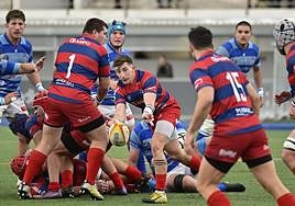 Un jugador ordiziarra pasa el oval a un compañero.