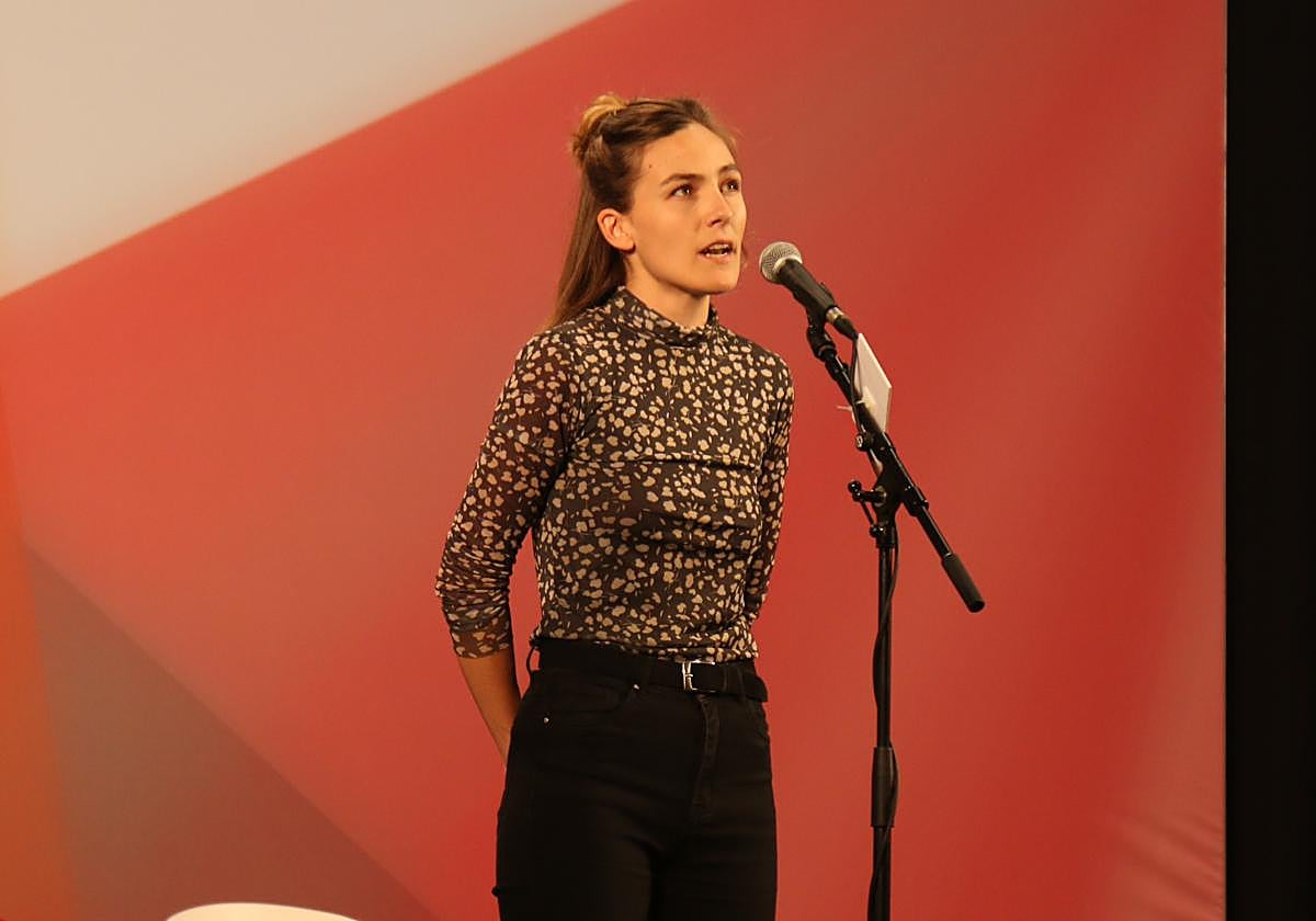 Nerea Ibarzabal Lemoan jokatutako finalaurreko saioan kantuan.