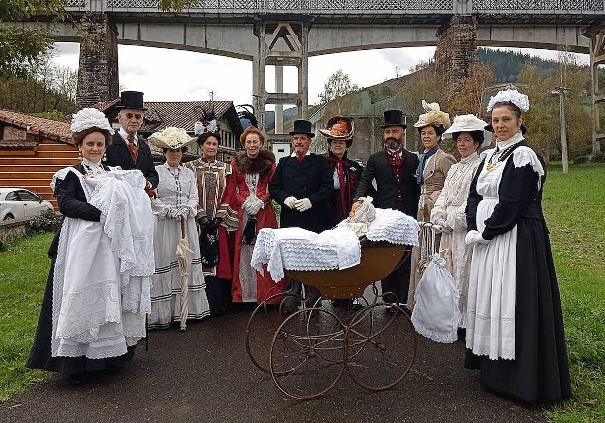Aurtengo paseoan parte hartu zuten hainbat partaide euren jantzi dotorekin.