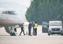 El rey emérito, a su llegada al aeropuerto de Vitoria.