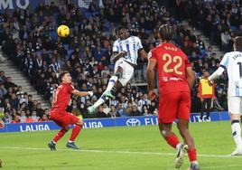 Remate de cabeza de Sadiq en el partido del domingo.