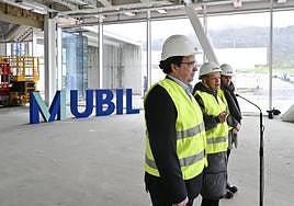 El director de Mubil Igor Villarreal, la diputada general de Gipuzkoa, Eider Mendoza y la diputada de Promoción Económica y Proyectos Estratégicos, Ane Isausti.