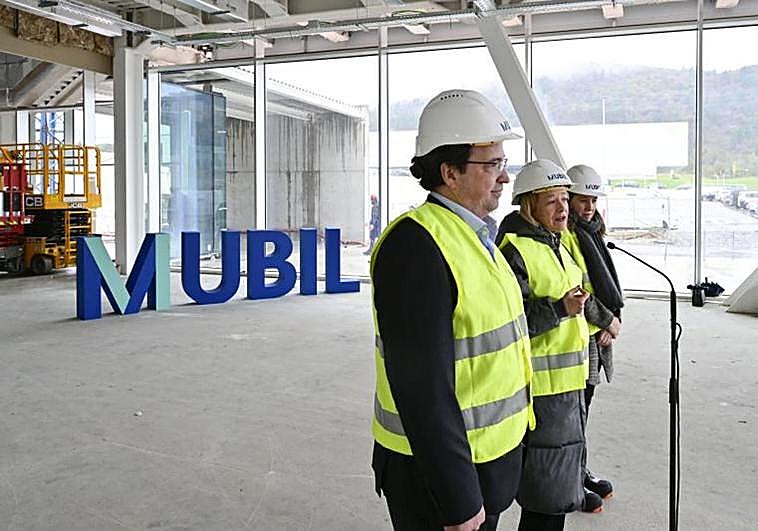 El director de Mubil Igor Villarreal, la diputada general de Gipuzkoa, Eider Mendoza y la diputada de Promoción Económica y Proyectos Estratégicos, Ane Isausti.