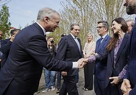Urkullu saluda a Tejeria en un acto que se celebró en Gernika el pasado mes de abril .