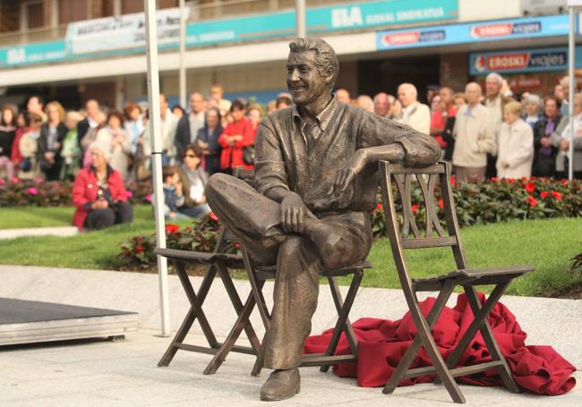 Estatua de Luis Mariano en su Irun natal.