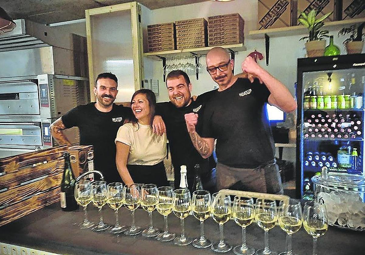 El entusiasta equipo del Malatesta PGK, listo para hacer felices a sus comensales.