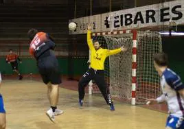 El portero del Mek Eibar, Mikel Guerra, tuvo trabajo ante las acometidas del Ereintza que hizo que el partido fuera muy exigente.