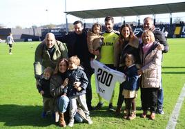 El guardameta Jon Irazusta celebra los 200 partidos como jugador oficial del Real Unión.