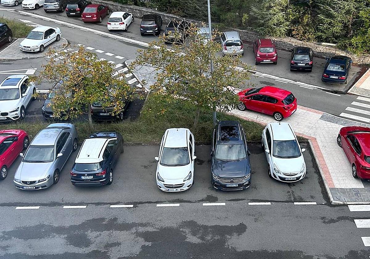 Un lector denuncia la situación del aparcamiento en Miramon. «Hemos pedido al Ayuntamiento de diferentes formas que pinten mejor las rayas que delimitan el aparcamiento de los coches. Las marcas en el suelo ayudan a ordenar las plazas, lo que permitiría aprovechar mejor el espacio existente. Así evitaríamos escenas como esta».