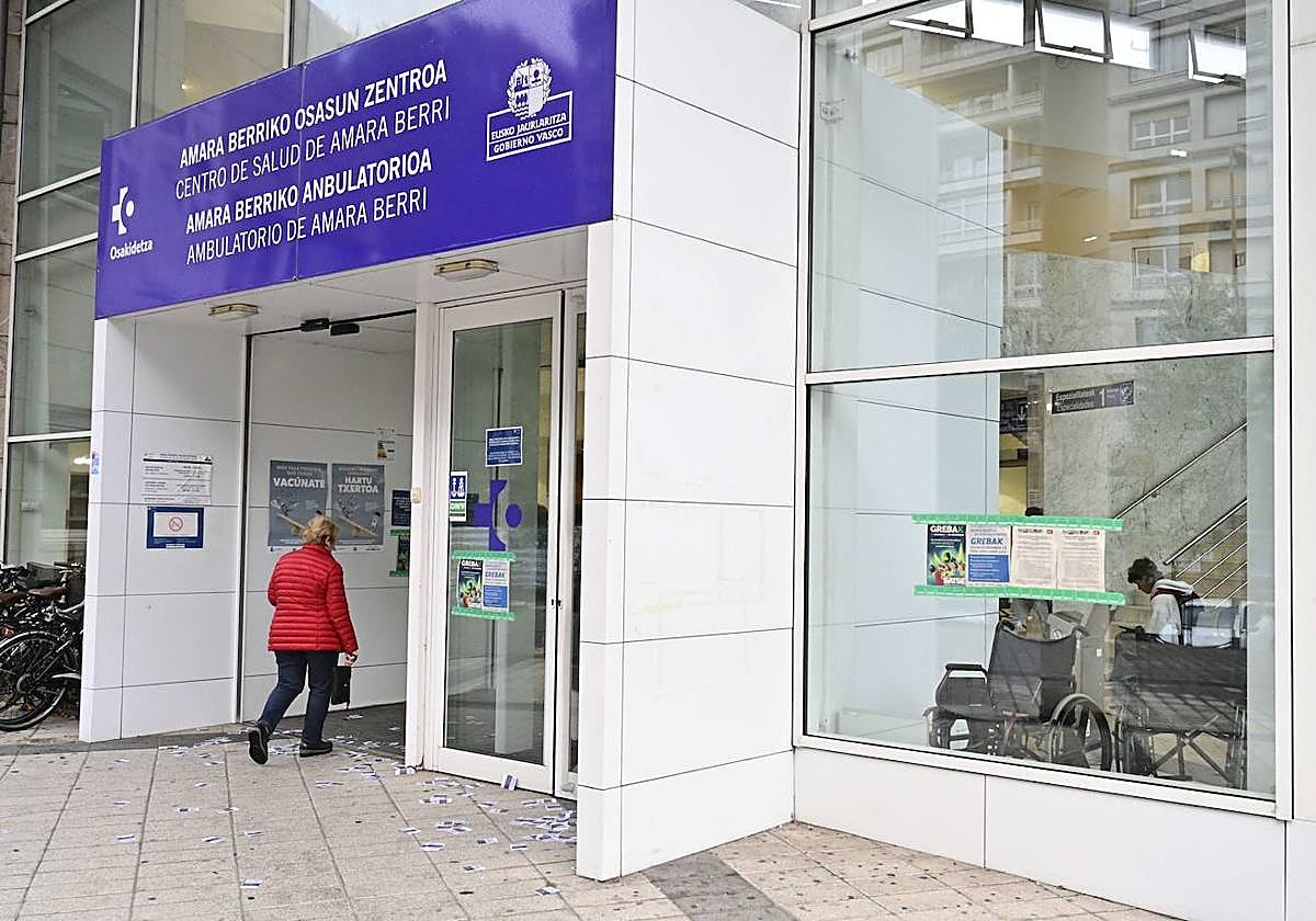 Una mujer accede al interior del ambulatorio de Amara Berri, en Donostia.