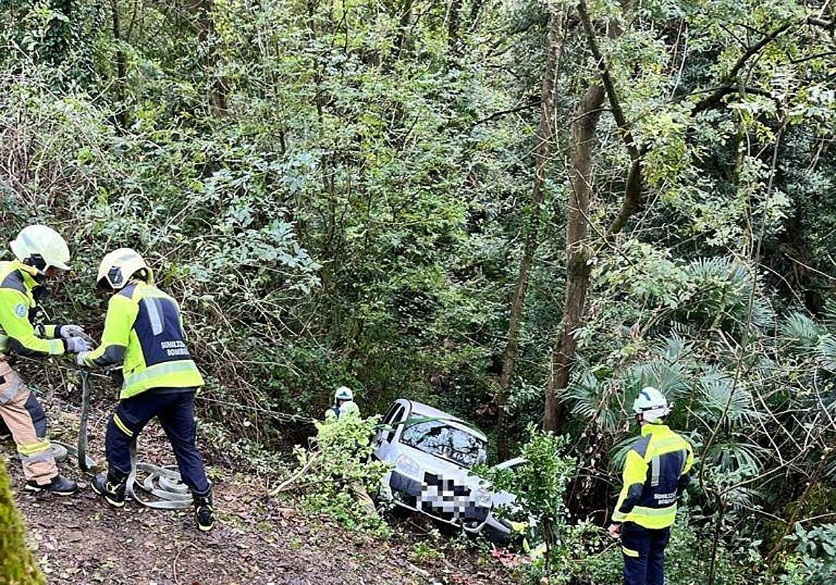 Los bomberos trabajan en la elevación del vehículo en San Sebastián.
