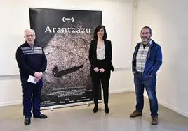 La directora general de Arantzazulab, Naiara Goia entre el ministro provincial de la Provincia Franciscana de Arantzazu, Joxe Mari Arregi; y el director del documental, Pello Sarasua.