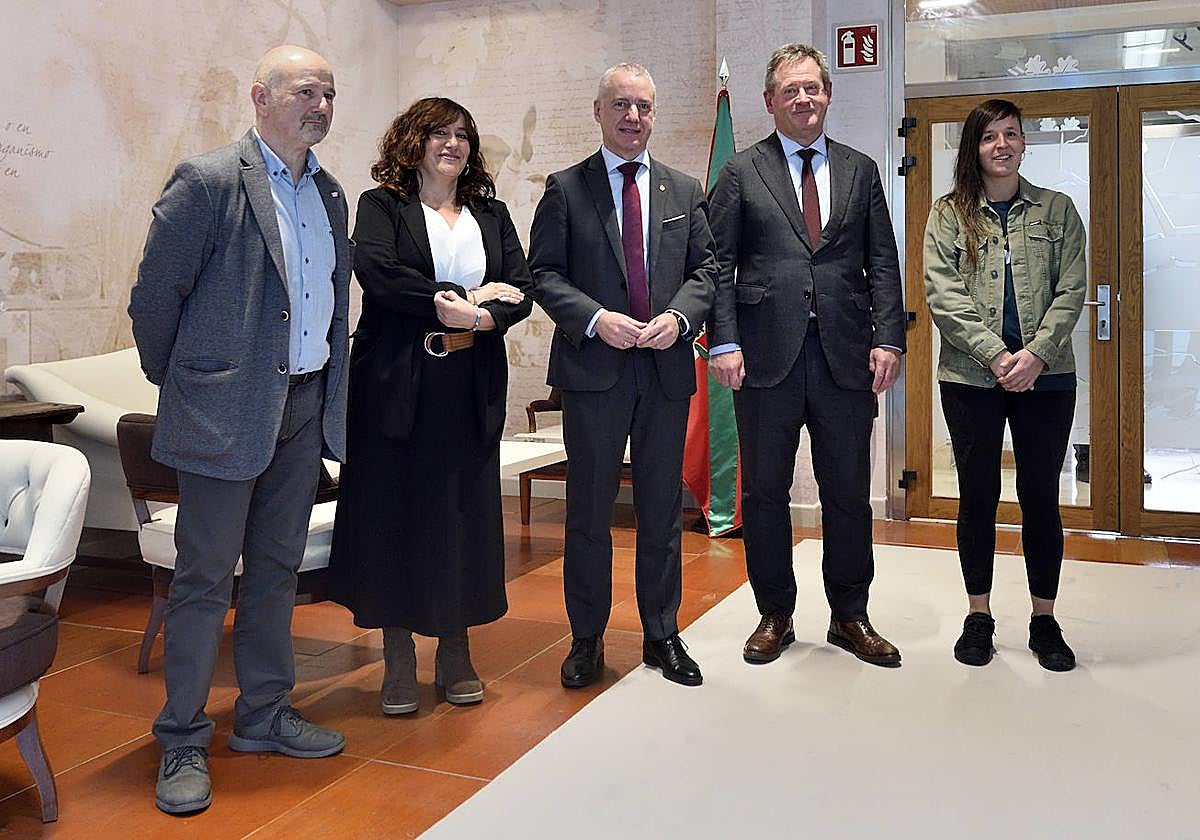 Hizkuntza-politika berria adostasunaren bidetik gauzatzeko eskatu dio Kontseiluak Urkulluri