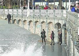 Temporal en la playa de La Concha.