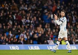 Mikel Merino aplaude a la afición de la Real en el momento en el que fue destituido contra el Sevilla.