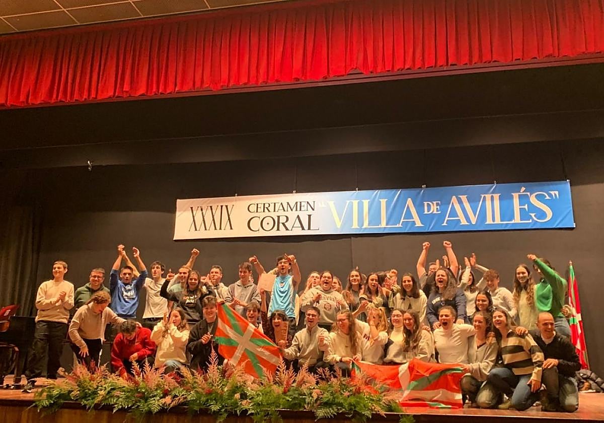 Landarbasoko Dizdizka celebra el segundo premio en el concurso coral nacional de Avilés.