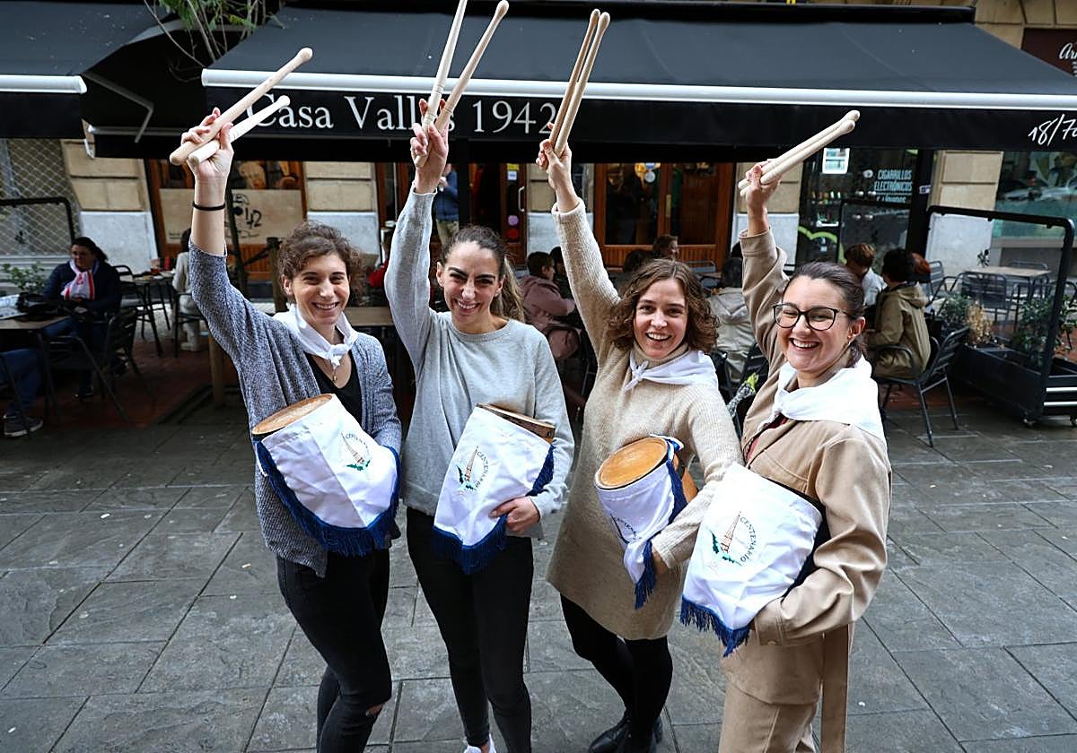 Ainhoa Mendiburu, Nagore Vallés, Ana Landa y Sara Arcocha, cuatro de las 60 nuevas componentes de la Tamborrada Catedral Centenario.