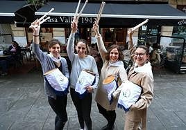 Ainhoa Mendiburu, Nagore Vallés, Ana Landa y Sara Arcocha, cuatro de las 60 nuevas componentes de la Tamborrada Catedral Centenario.