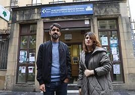 Zabiullah Haidary y Husna Ahmadzai, ante el centro de salud de la Parte Vieja donostiarra.