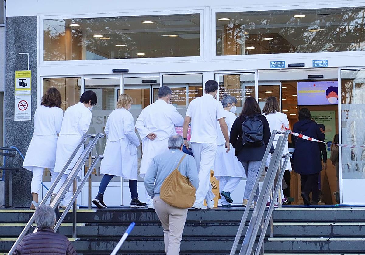Personal médico accede al Hospital Donostia.