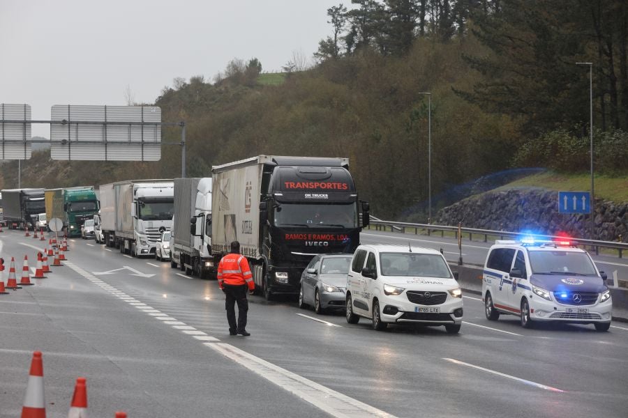 Un accidente múltiple colapsa la AP-8