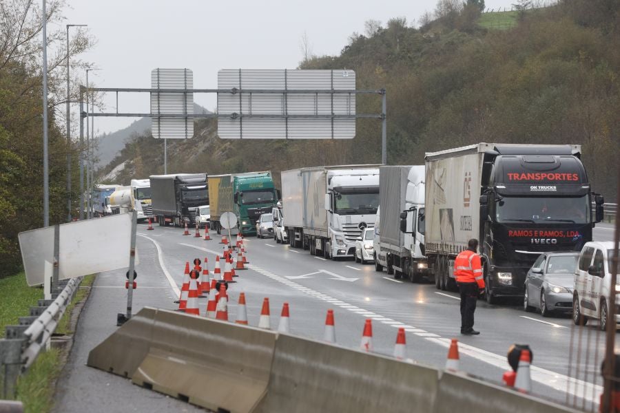 Un accidente múltiple colapsa la AP-8