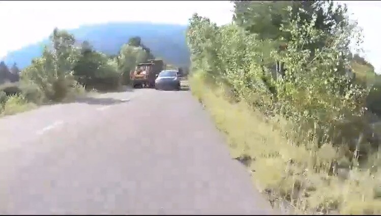 La temeridad al volante de un conductor de Idiazabal en Huesca, a punto de llevarse por delante a un ciclista