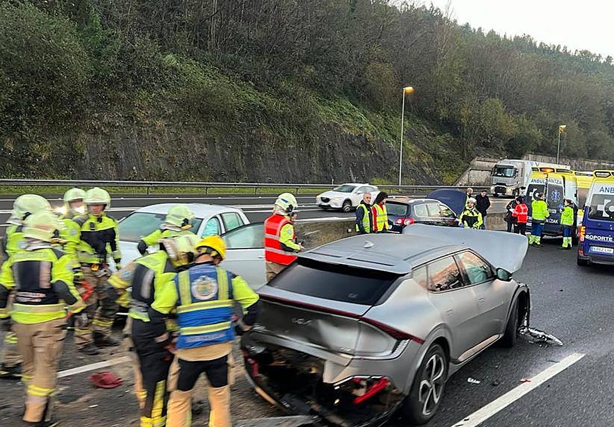 Accidente entre trece vehículos en la Ap-8 en Orio.