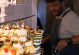 Barra de pintxos en un bar de San Sebastián.