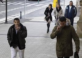 Acusados llegan a la Audiencia de Gipuzkoa este miércoles.