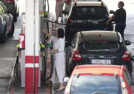 Varios conductores repostan en una gasolinera.