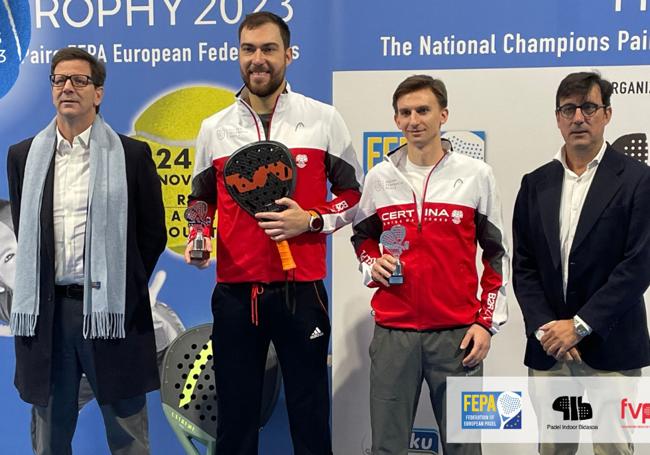 Jerzy Janowicz, junto a su compatriota Maciej Naduk, con el trofeo de ganadores en Irun.