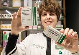 Ane Otaegui, titular de la farmacia Arrazola de Donostia, con varias cajas de Nolotil (metamizol).