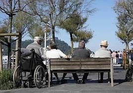 Un grupo de jubilados contempla el marco incomparable de San Sebastián.