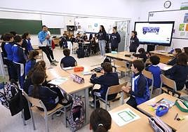 Jon Santamaría se dirige a los escolares en la visita del IDK Euskotren a la ikastola Ekintza en Donostia, ante la mirada de las jugadoras Gracia Alonso y Lara González y la entrenadora, Azu Muguruza.