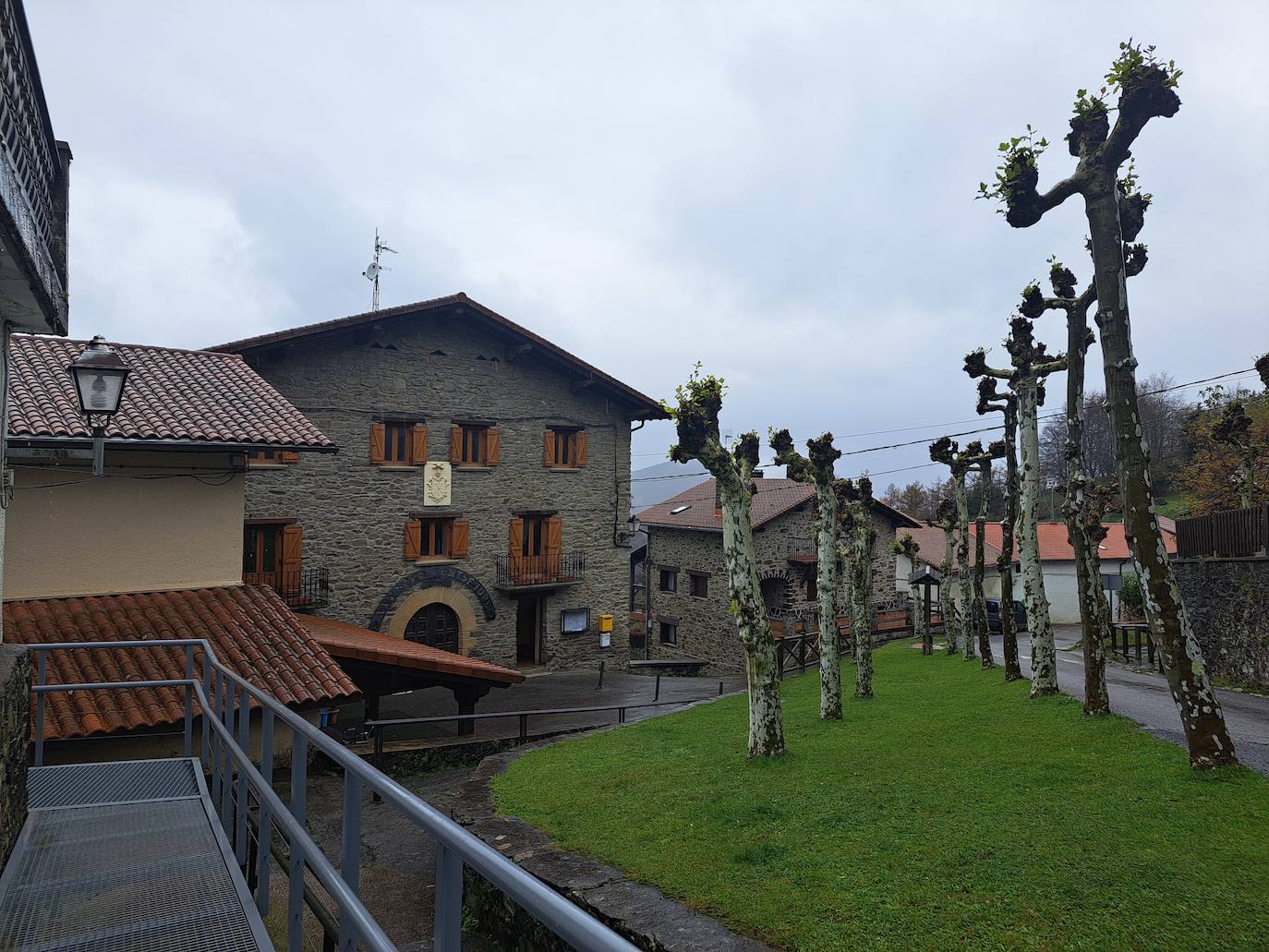 Leuneta. Baile entre betizus y niebla