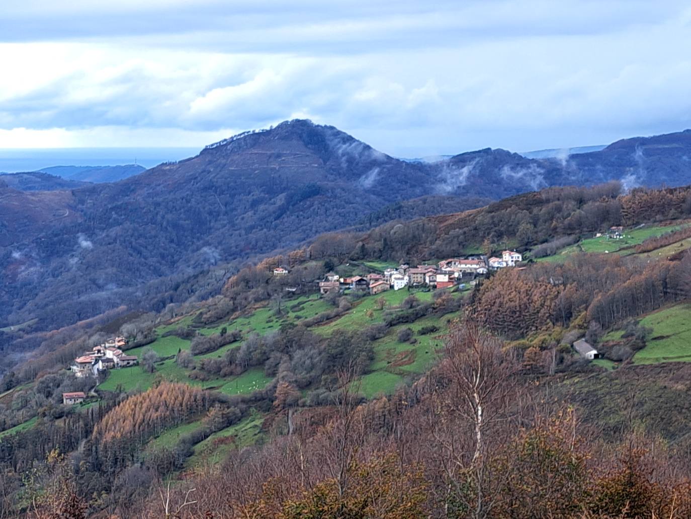 Leuneta. Baile entre betizus y niebla