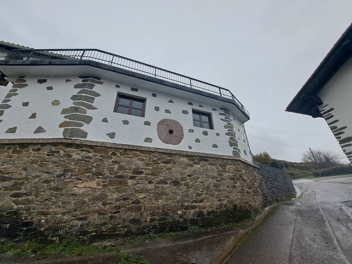 Leuneta. Baile entre betizus y niebla