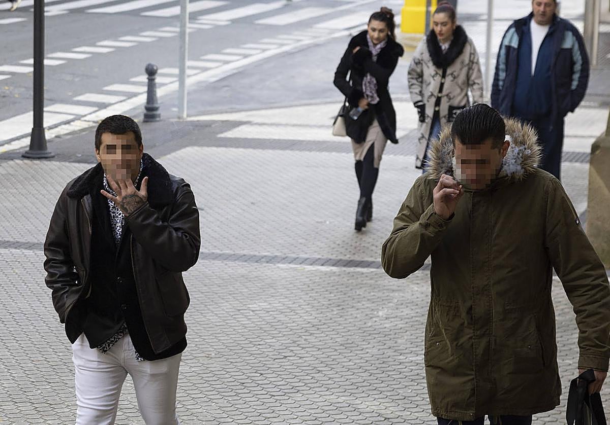 Dos de los acusados, a su llegada al juicio para testificar