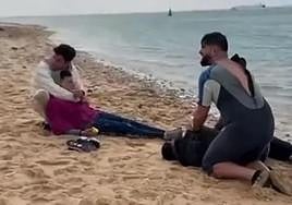 Telmo Trenado, atendiendo a uno de los migrantes que fueron arrojados al mar en Cádiz.