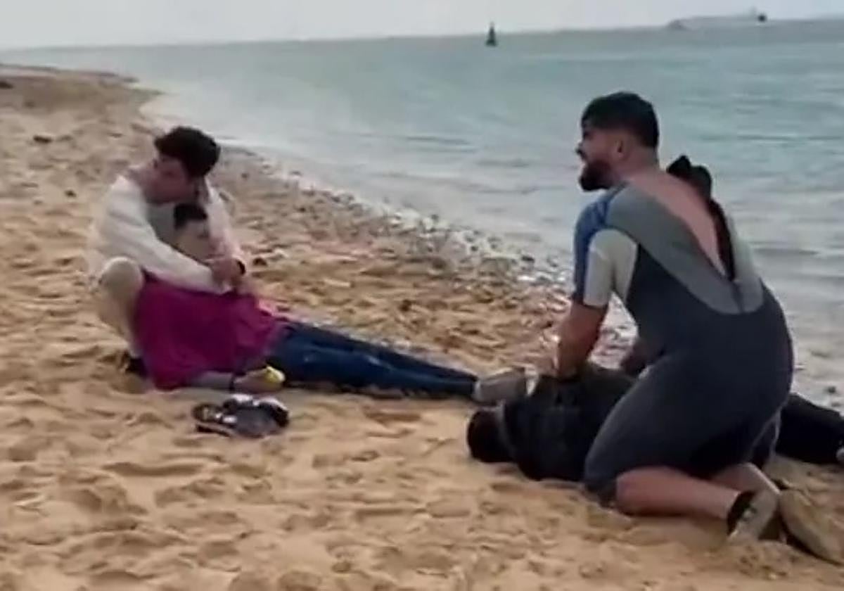 Telmo Trenado, atendiendo a uno de los migrantes que fueron arrojados al mar en Cádiz.