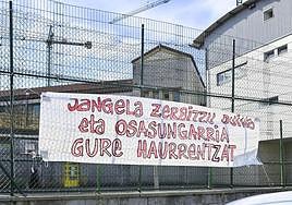Pancarta de protesta en la ikastola Langile de Hernani