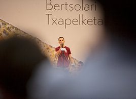 Julio Soto finalean, kantari.