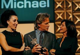 Michael Douglas recibe de manos de Rossy de Palma (i) y Concha Velasco (d) el Premio Donostia del Festival de Cine en 1997