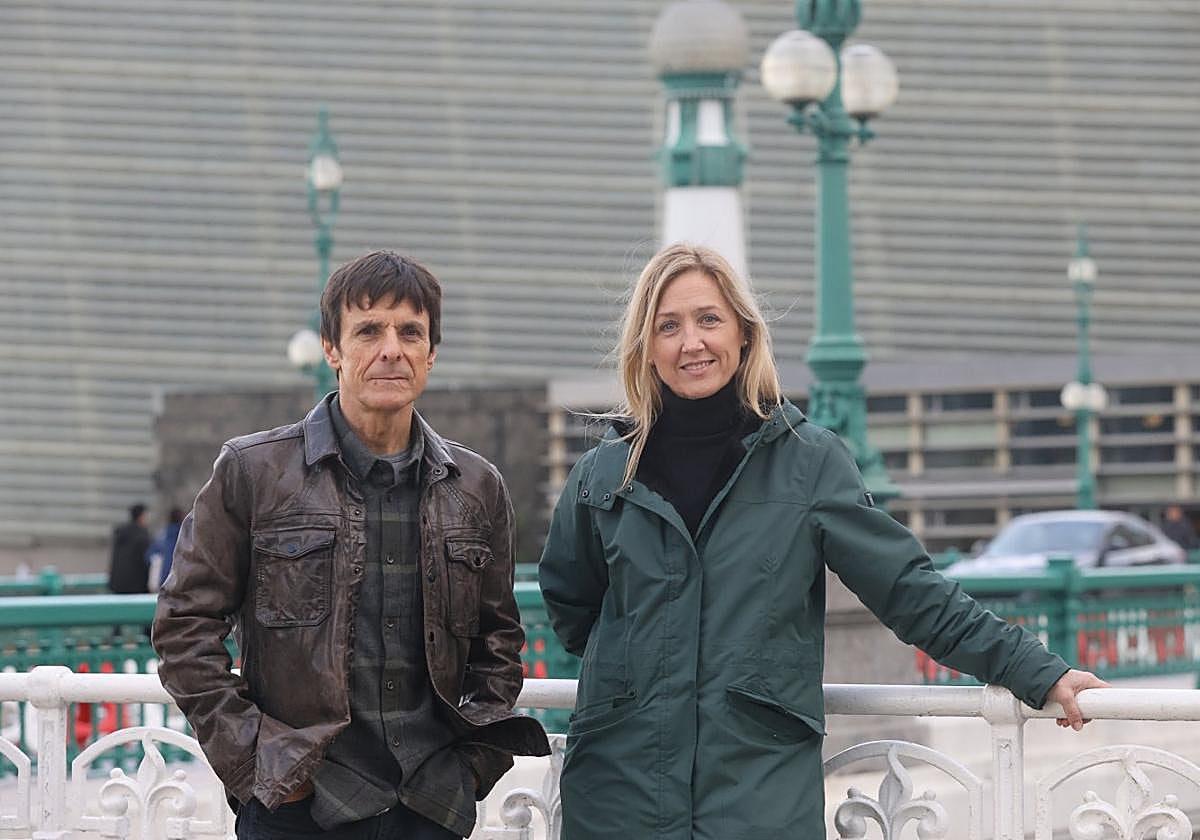El pianista Joserra Senperena y la mezzosoprano Maite Arruabarrena posan con el Kursaal de fondo.